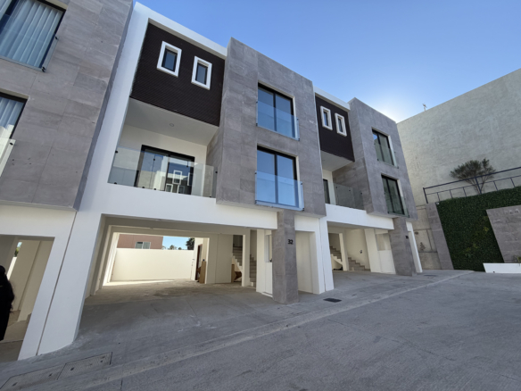Townhouses en Venta en Agua Caliente – Zona Dorada